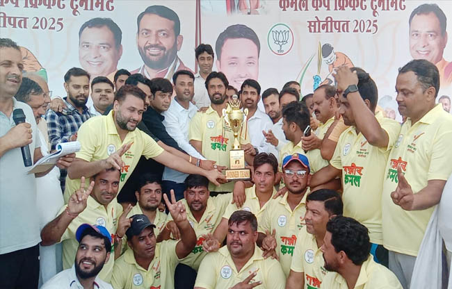 सोनीपत: गन्नौर विधान सभा की विजेता टीम   के कप्तान नीरज ठरु ट्राफी के साथ