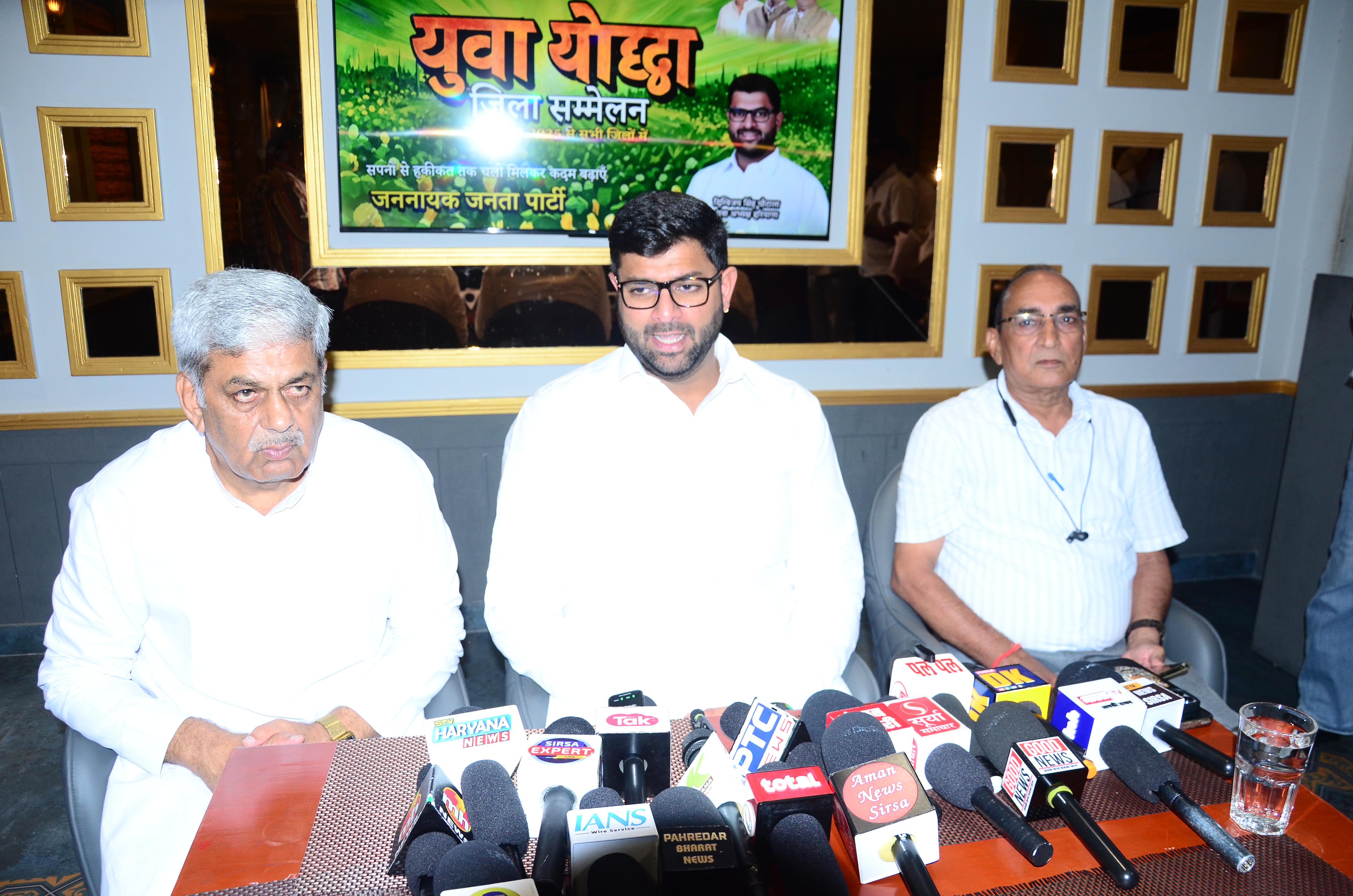 जेजेपी नेता दिग्विजय चौटाला मीडिया से रूबरू होते।