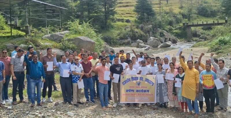 प्रदर्शन करते शिक्षक प्रदर्शन करते शिक्षक