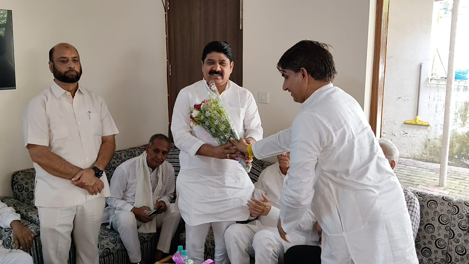 जिला अध्यक्ष नेत्रपाल अधाना विधायक का स्वागत करते हुए जिला अध्यक्ष नेत्रपाल अधाना विधायक का स्वागत करते हुए
