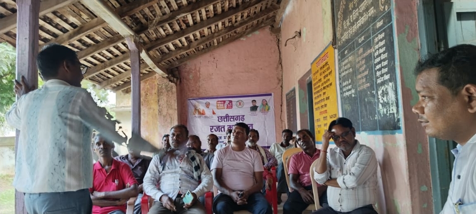 पोटियाडीह के ग्रामीणों को नशे के दुष्प्रभावों की जानकारी देते हुए सामाजिक कार्यकर्ता।