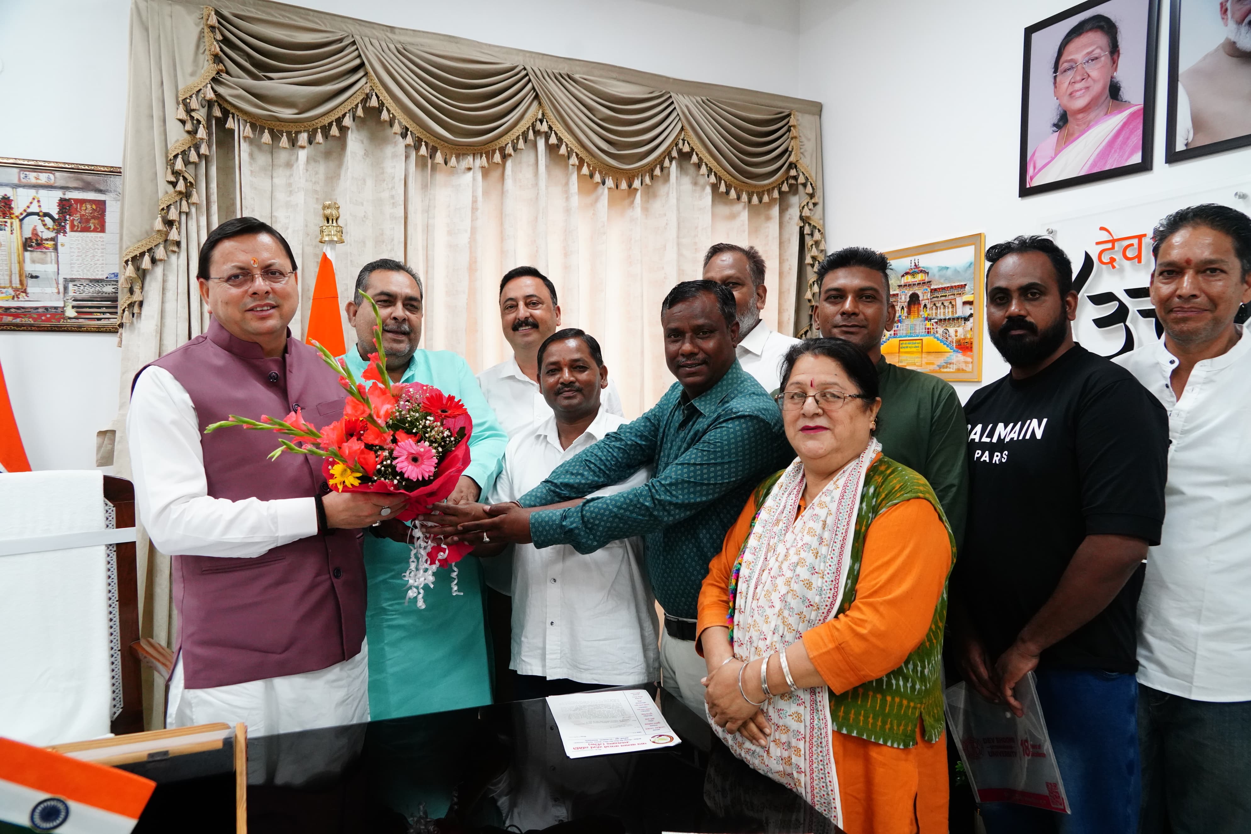 मुख्यमंत्री से विधायक भेंट करते हुए। मुख्यमंत्री से विधायक भेंट करते हुए।