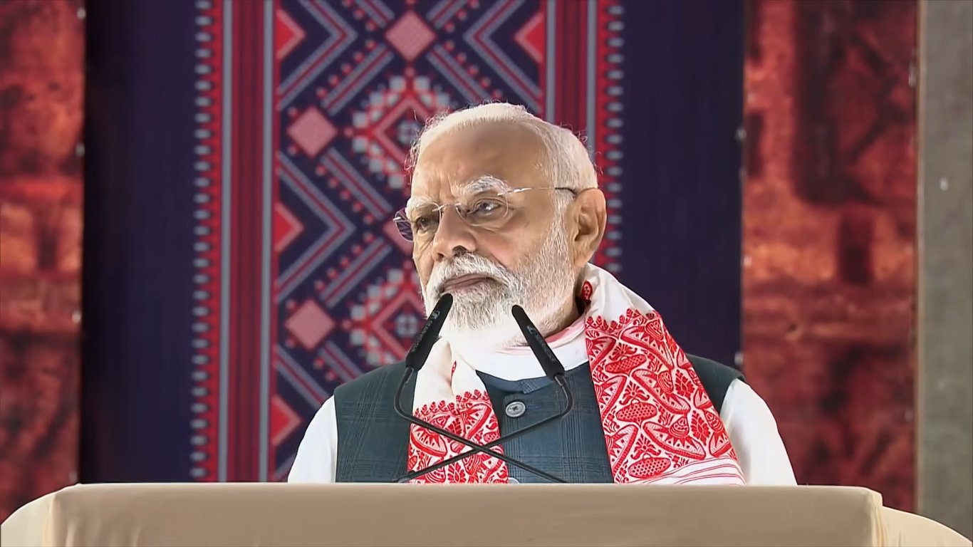 प्रधानमंत्री नरेंद्र मोदी रविवार को गोलाघाट में कार्यक्रम को संबोधित करते हुए