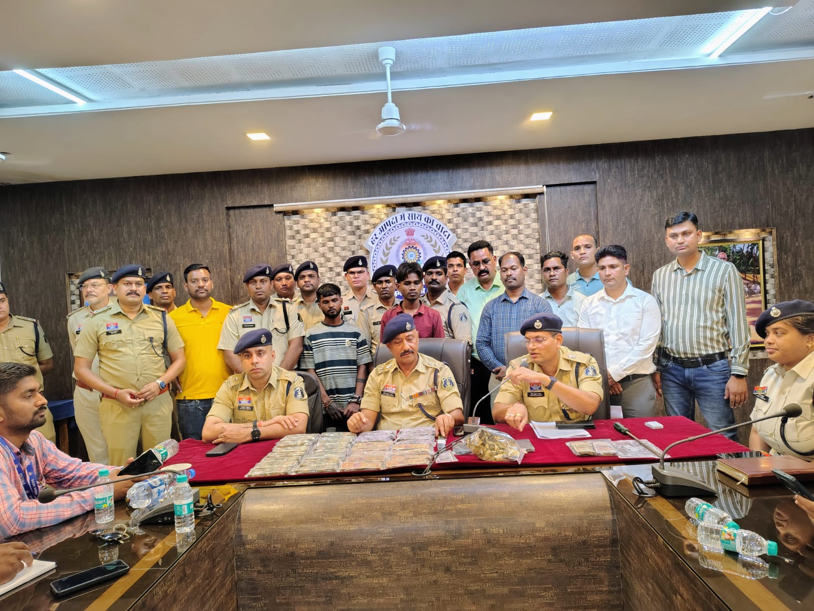 प्रेस वार्ता लेते पुलिस अधीक्षक