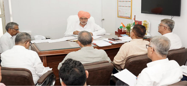 हरियाणा के कृषि मंत्री श्याम सिंह राणा अधिकारियाें की बैठक लेते हुए हरियाणा के कृषि मंत्री श्याम सिंह राणा अधिकारियाें की बैठक लेते हुए