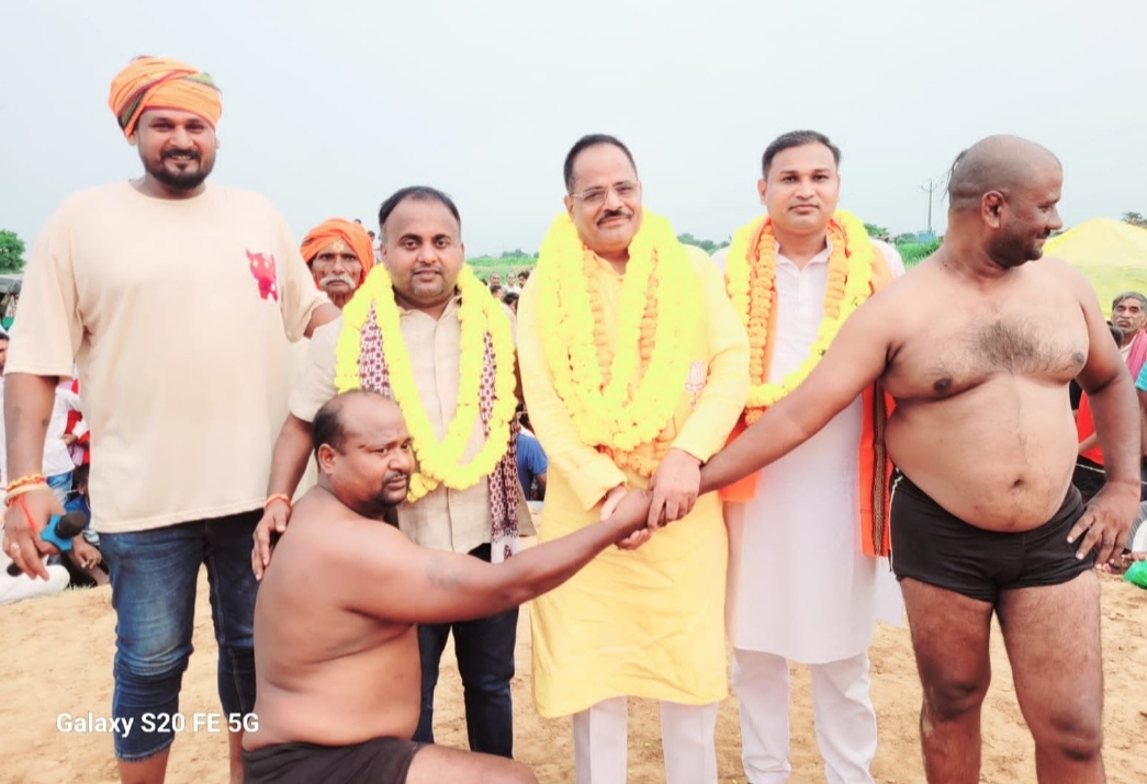 जूतियां पर्व पर मोहनपुर पहाड़ी में दंगल