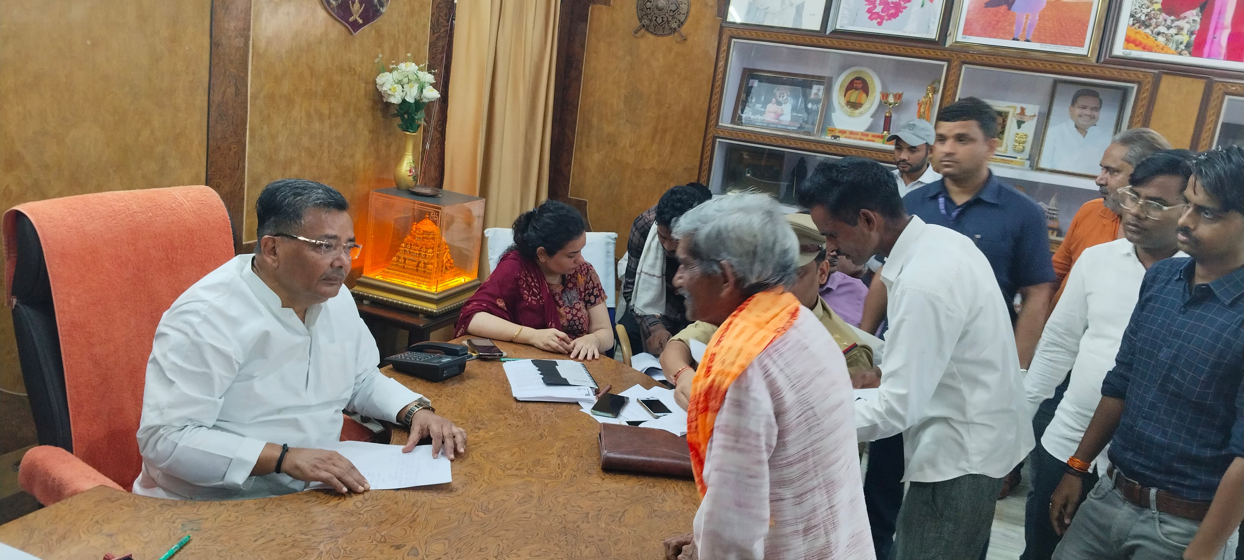 जनसुनवाई करते पर्यटन मंत्री जयवीर सिंह