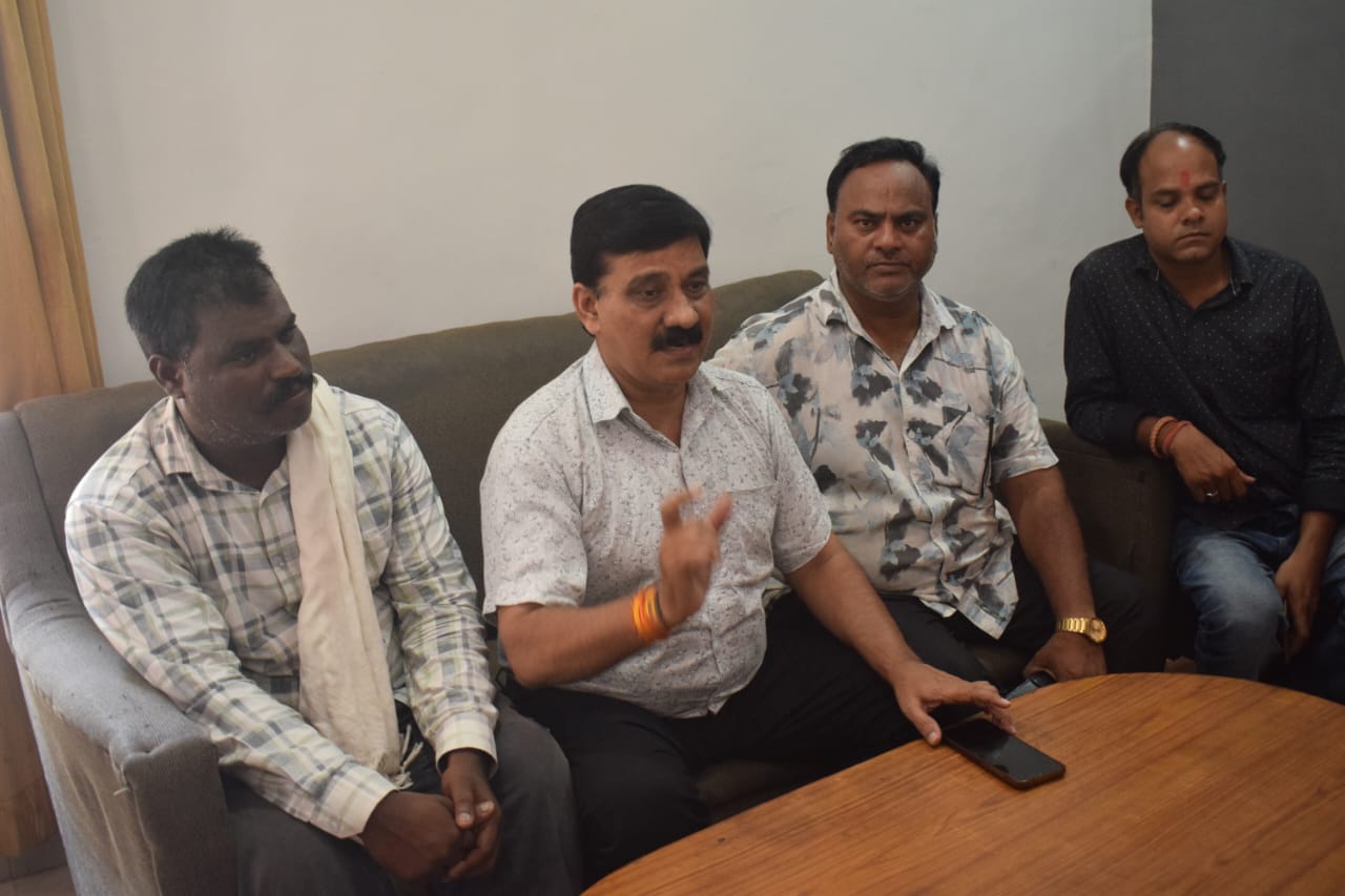 पत्रकारों से वार्ता करते अंचल अडजरिया