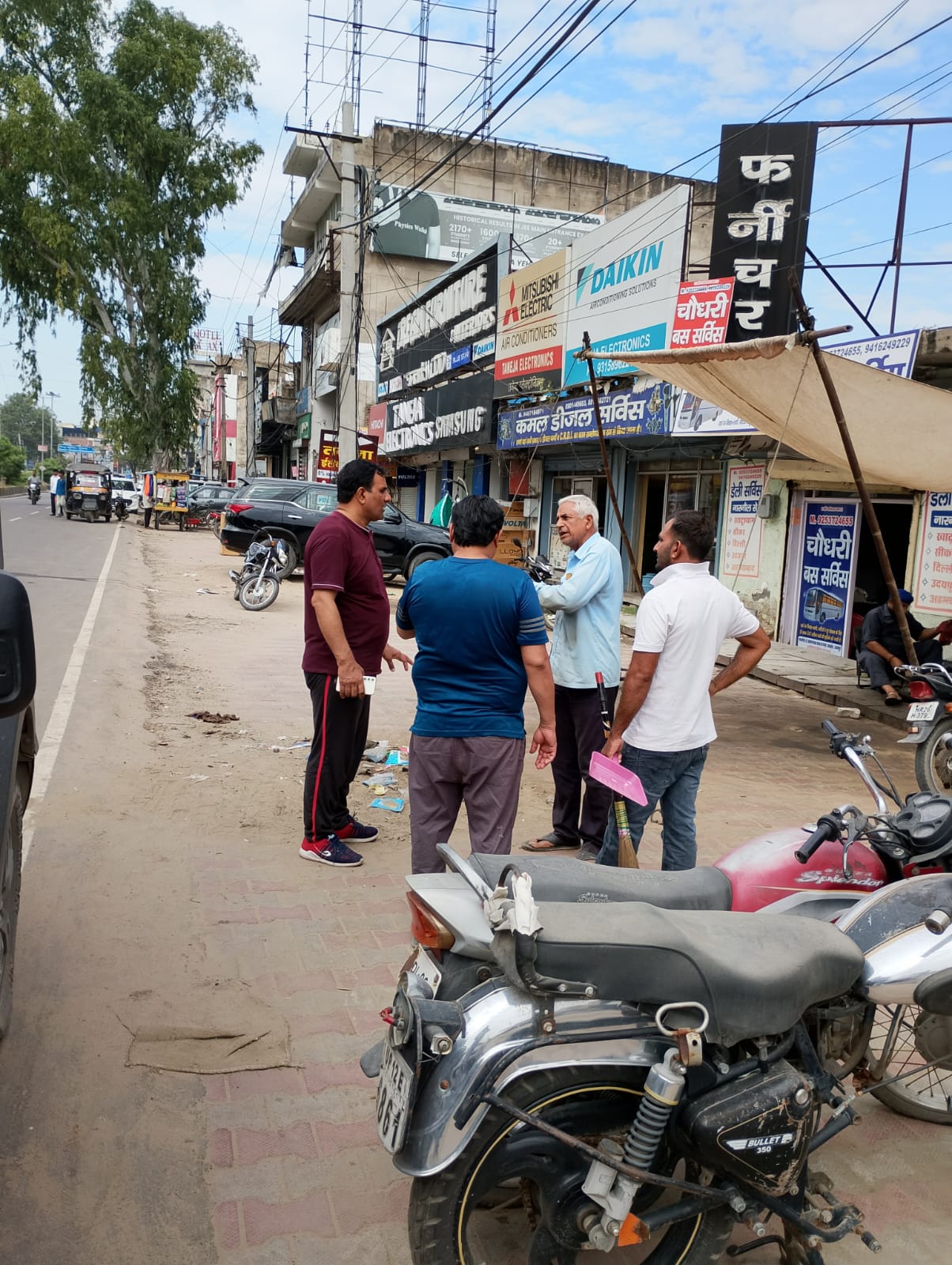 रेवाड़ी रोड पर दुकानदारों को समझाते डीएमसी रणवीर सिंह। रेवाड़ी रोड पर दुकानदारों को समझाते डीएमसी रणवीर सिंह।