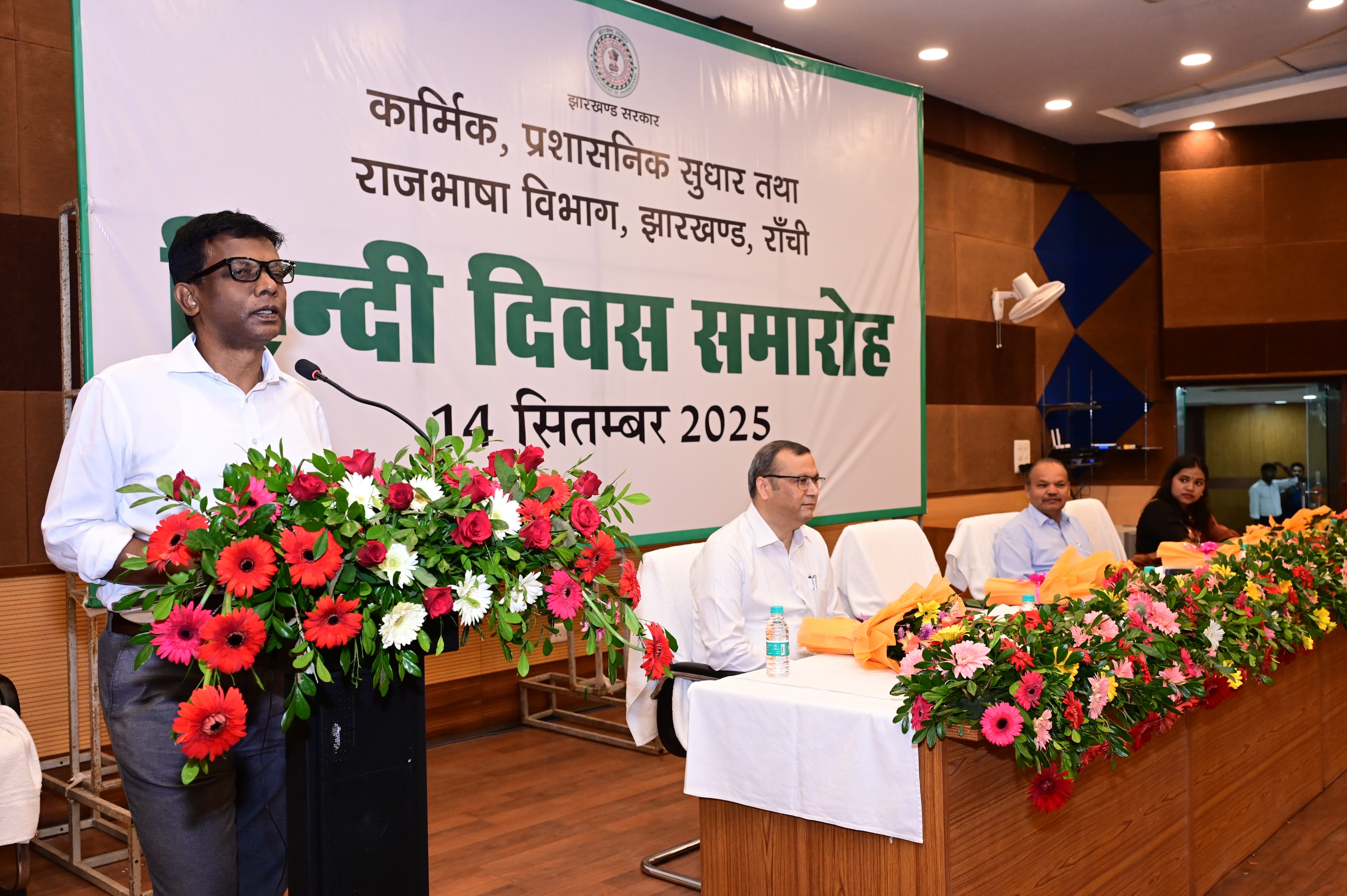 कार्यक्रम की तस्वीर कार्यक्रम की तस्वीर