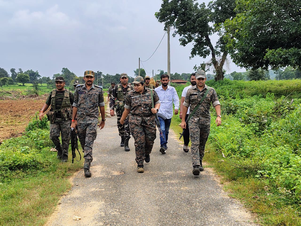 घटनास्थल पर जाती एसपी