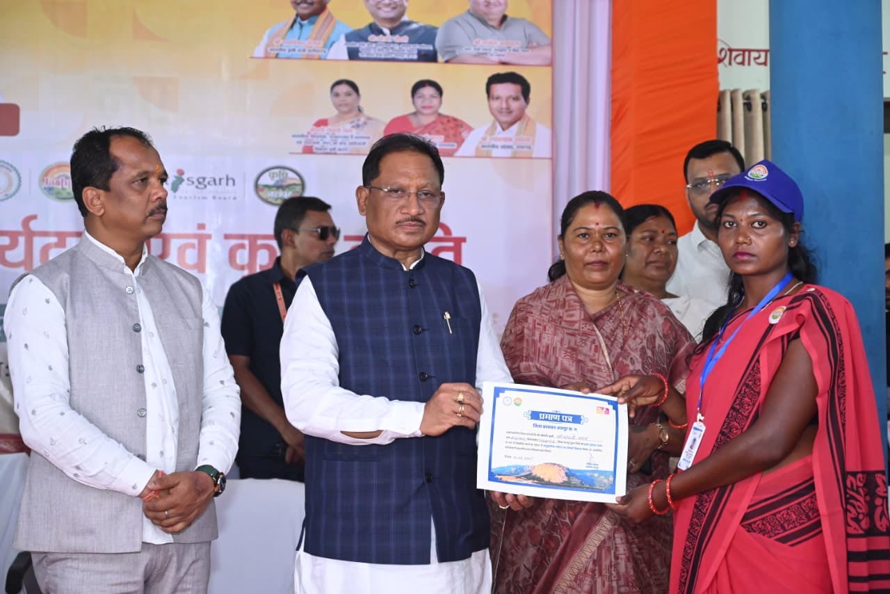मुख्यमंत्री साय प्रशिक्षण प्राप्त पर्यटन मित्रों को प्रमाण पत्र वितरित करते