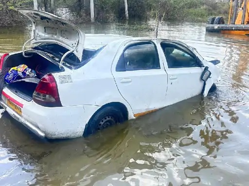हरिद्वार में अस्थियां विसर्जन करके घर लौट रहे थे सभी हरिद्वार में अस्थियां विसर्जन करके घर लौट रहे थे सभी