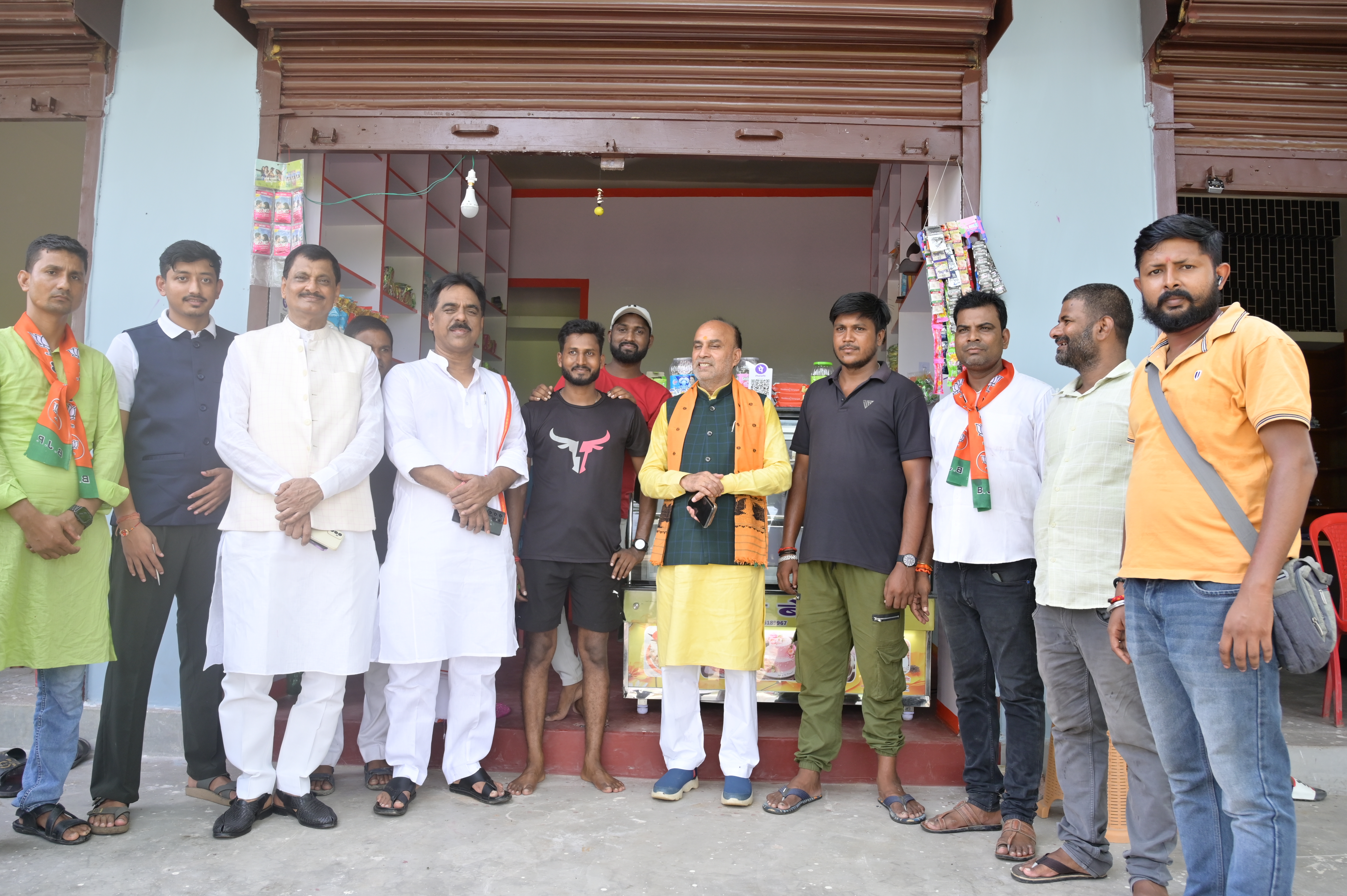अररिया फोटो:आमंत्रण कार्ड देते विषयक अररिया फोटो:आमंत्रण कार्ड देते विषयक