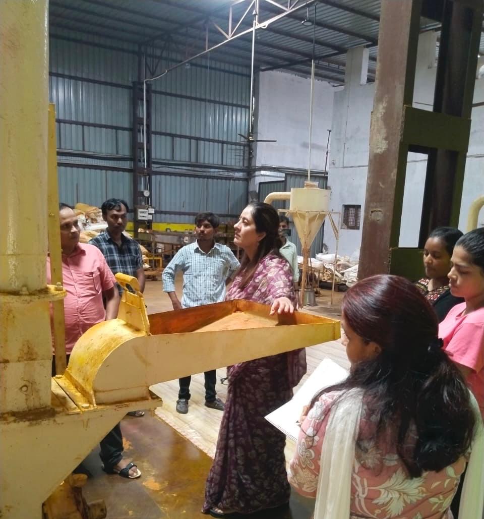 *विश्वविद्यालय के गृह विज्ञान विभाग की एम.एससी. फूड टेक्नोलॉजी की छात्राओं का नौतनवां स्थित मसाला फैक्ट्री का शैक्षिक भ्रमण*