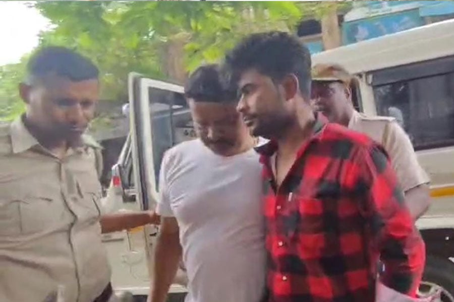 संजीव घोष को अदालत ले जाती पुलिस संजीव घोष को अदालत ले जाती पुलिस