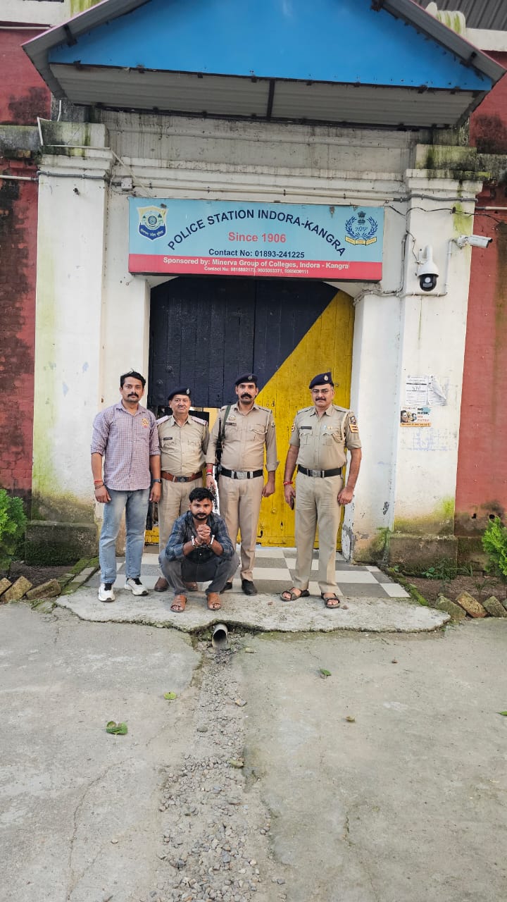 गिरफ्तार आरोपी पुलिस टीम के साथ।