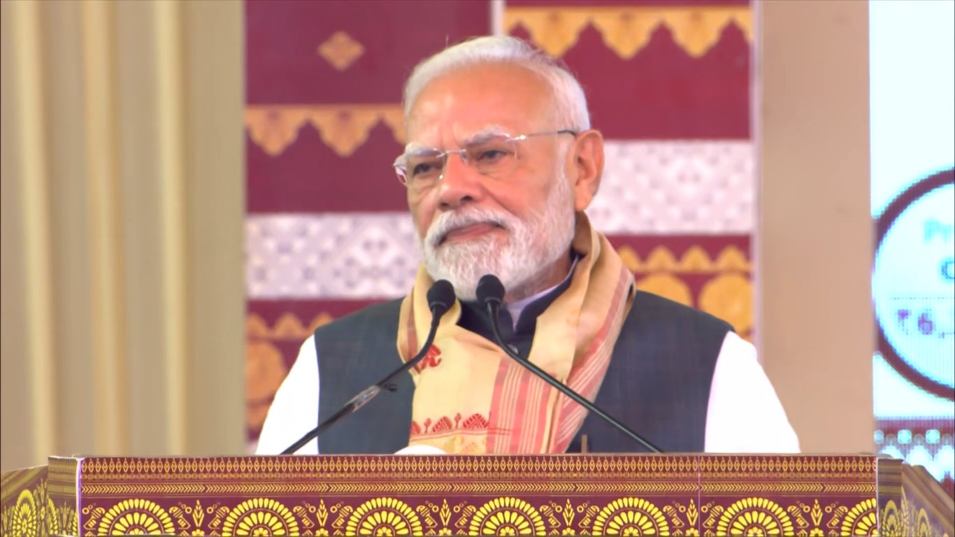 प्रधानमंत्री नरेंद्र मोदी रविवार को असम में जनसभा को संबोधित करते हुए