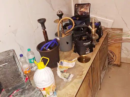हुक्का बार के अंदर से मिला सामान