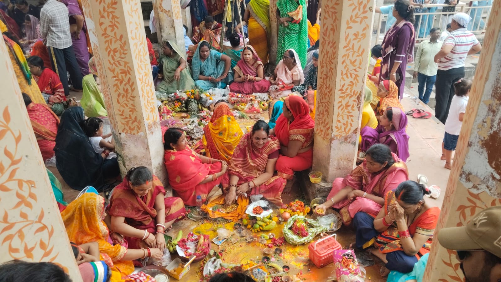 जिवित्पुत्रिका व्रत की कथा सुनती महिलाएं
