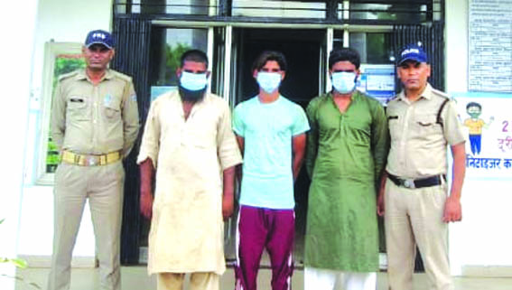 पुलिस गिरफ्त में आरोपित