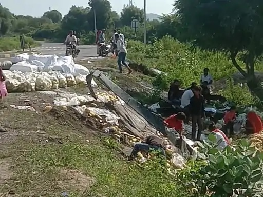 माैके पर बिखरा सामान।
