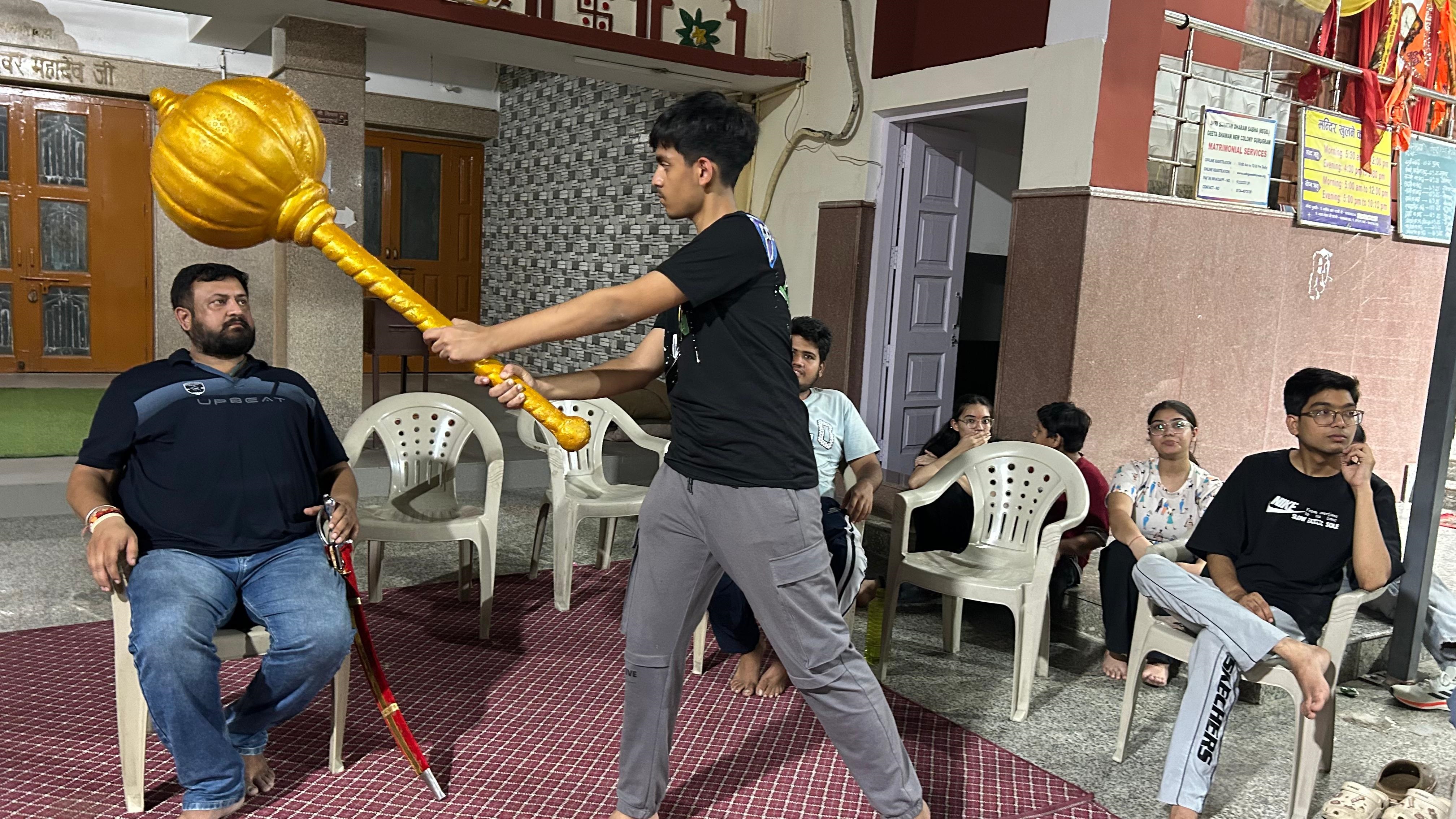 गुरुग्राम के गीता भवन में होने वाली रामलीला की रिहर्सल करते अंगद का किरदार निभाने वाले कलाकार।