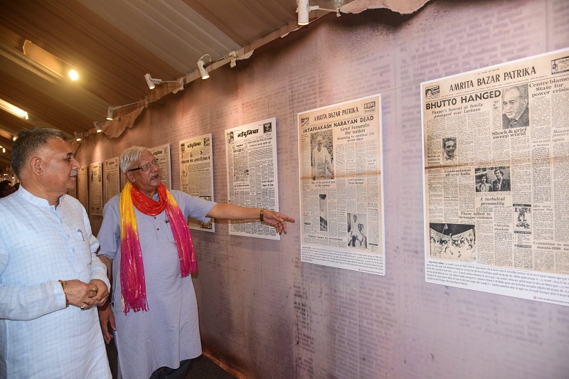 मंत्री इन्दर सिंह परमार ने प्रमुख घटनाओं पर प्रकाशित समाचारों पर केन्द्रित प्रदर्शनी का किया अवलोकन