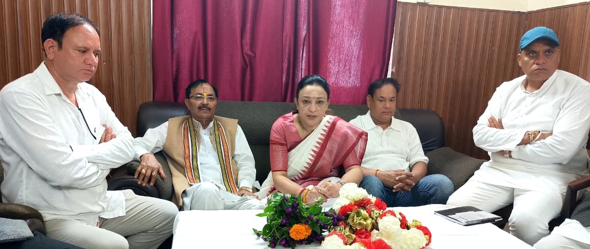 गोपेश्वर में पत्रकारों से बातचीत करते हुए एआईसीसी सदस्य आराधना मिश्रा।