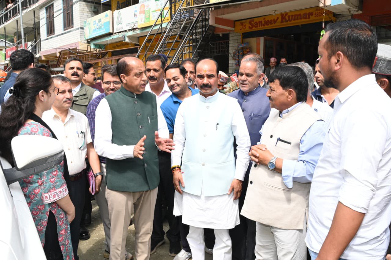 केंद्रीय मंत्री को जानकारी देते हुए जयराम ठाकुर।