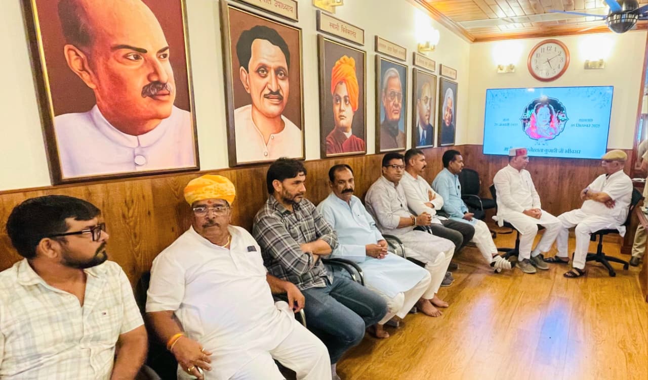 जल संसाधन मंत्री सुरेश रावत खींवसर पहुंचे, मंत्री गजेंद्र खींवसर की माता जी के निधन पर शोक संवेदना