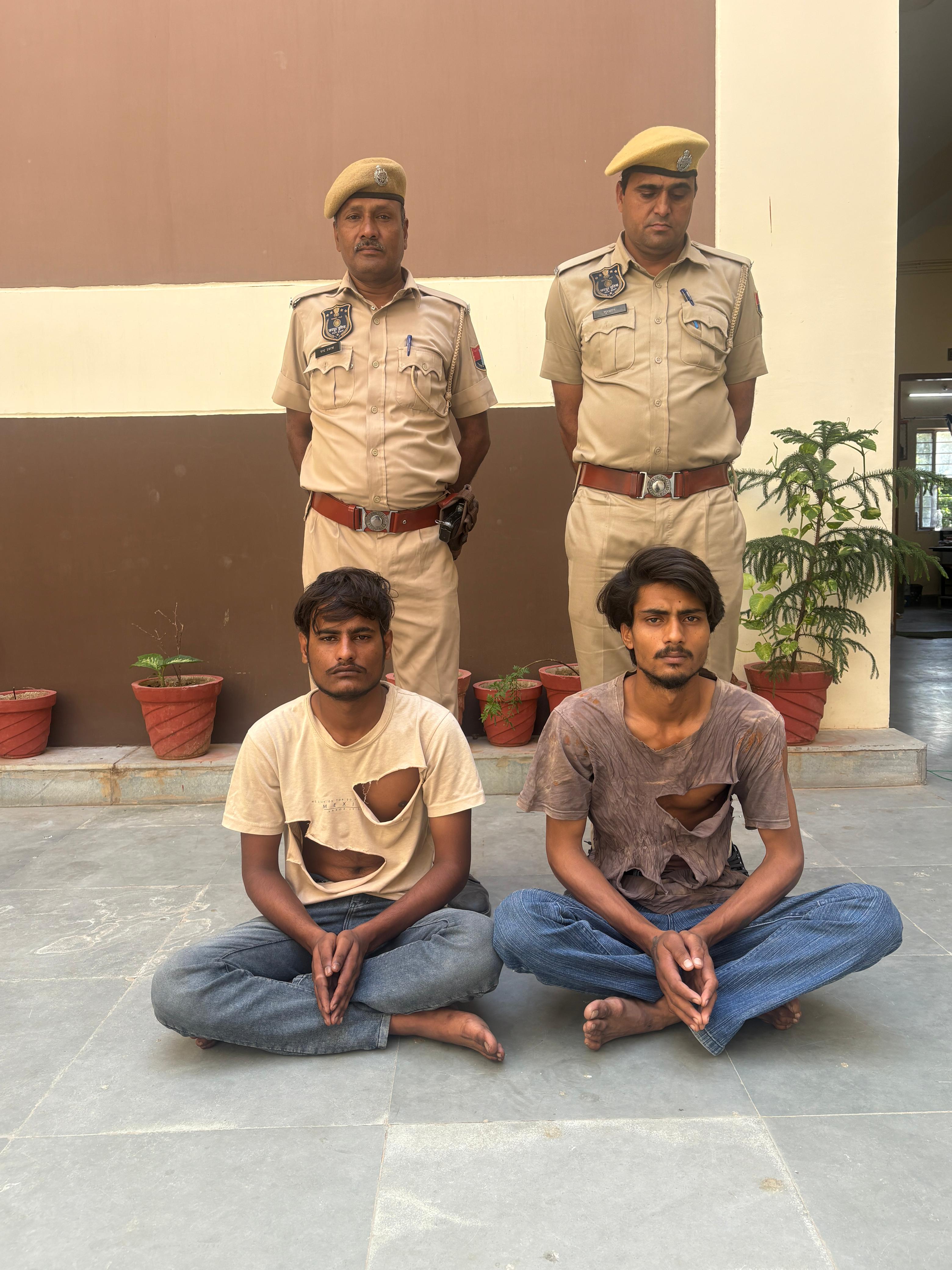 लोगों को बंधक बनाकर लूटने वाली गैंग के चार बदमाश चढ़े पुलिस के हत्थे