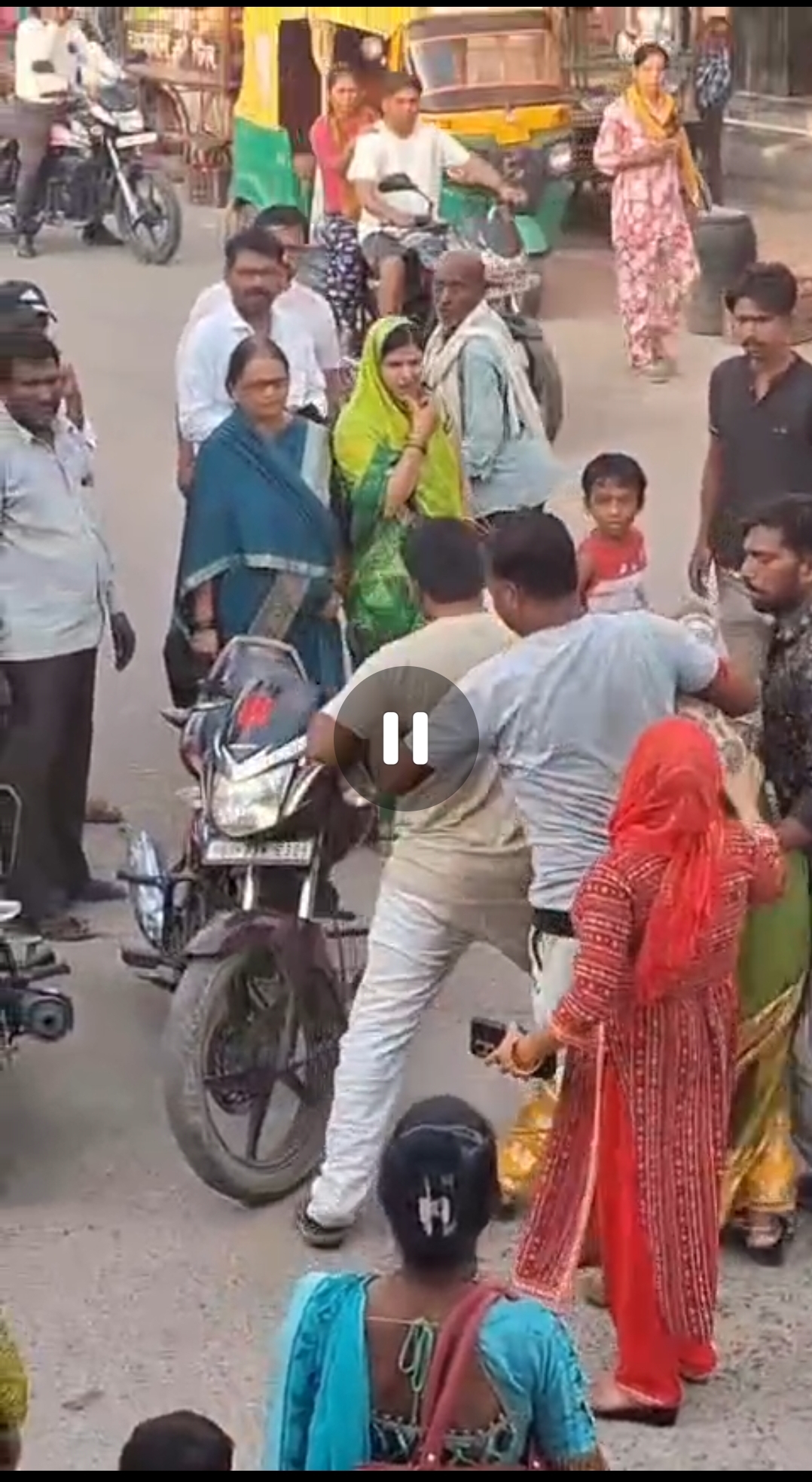 फोटो - महिला को जबरन बाइक पर बैठाया