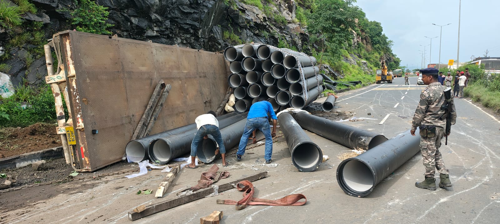 घाटी में दुर्घटनाग्रस्त गाड़ी