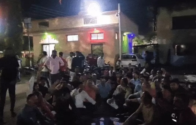 लोगों ने थाने में किया प्रदर्शन लोगों ने थाने में किया प्रदर्शन