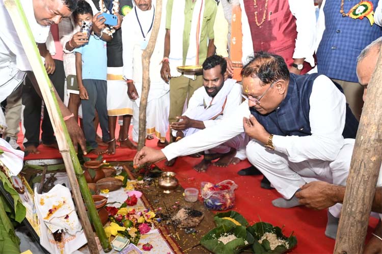 मुख्यमंत्री नरहरपुर में आदिवासी समाज द्वारा आयोजित ठाकुर जोहारनी कार्यक्रम में शामिल हुए
