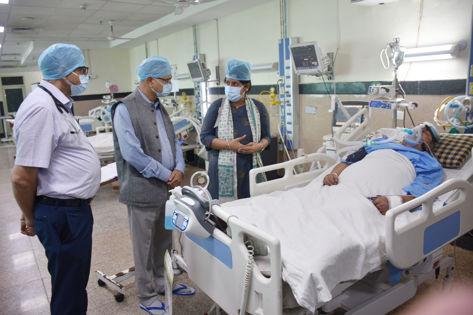 बीएचयू कुलपति आईसीयू में भर्ती पद्मविभूषण पंडित छन्नूलाल मिश्र की हालत जानते हुए