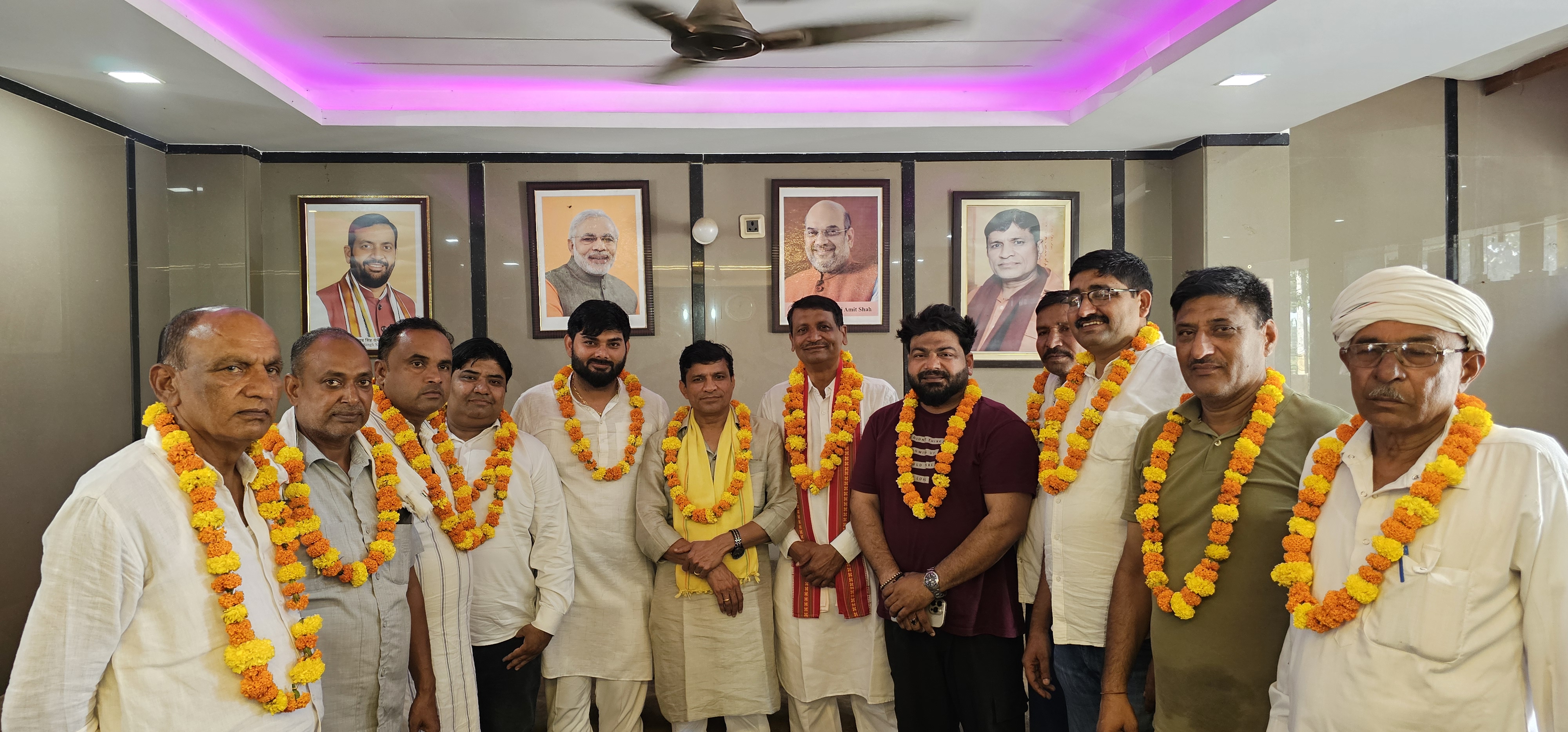 सीएम विंडो एमिनेंट पर्सन नियुक्त किए गए बहादुरगढ़ के सभी छहों भाजपा कार्यकर्ता पार्टी नेता दिनेश कौशिक के साथ।