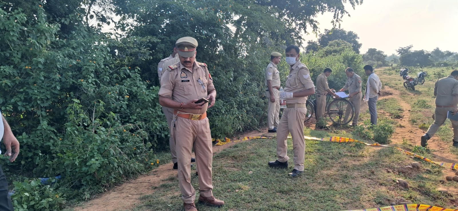 घटना स्थल पर जांच करती पुलिस