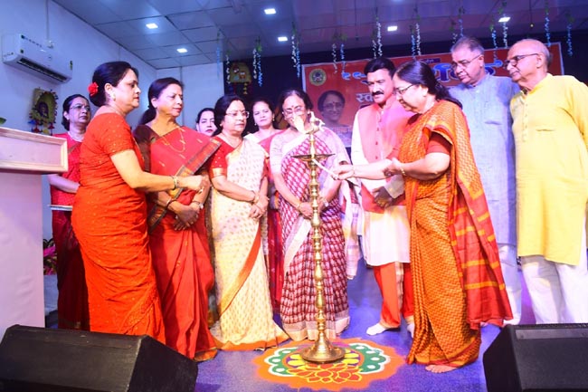 दीप प्रज्ज्वलित करती बेबी रानी मौर्य