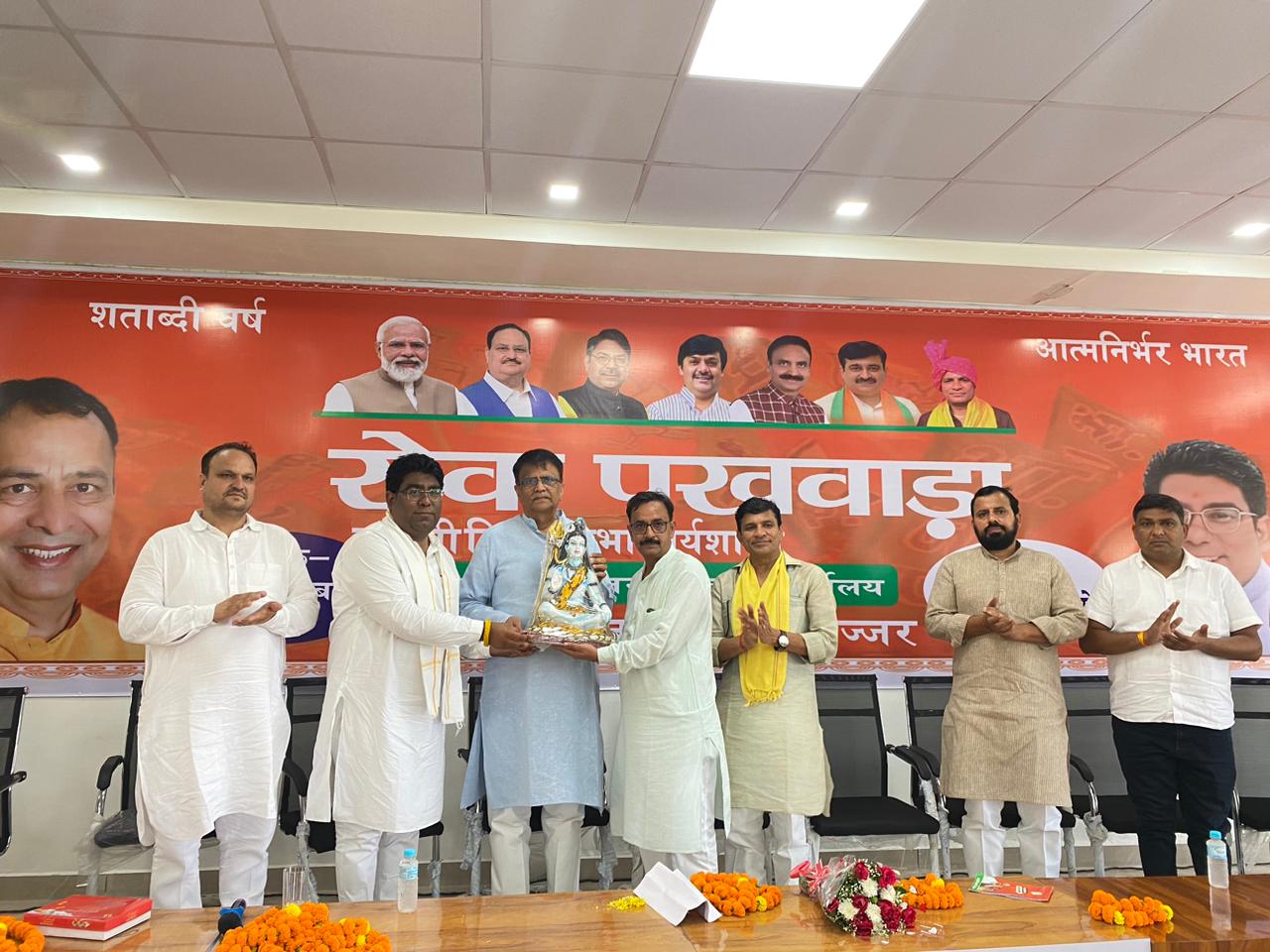 कार्यशाला में मुख्य वक्ता ओम प्रकाश धनखड़ को सम्मानित करते जिला भाजपा के नेता