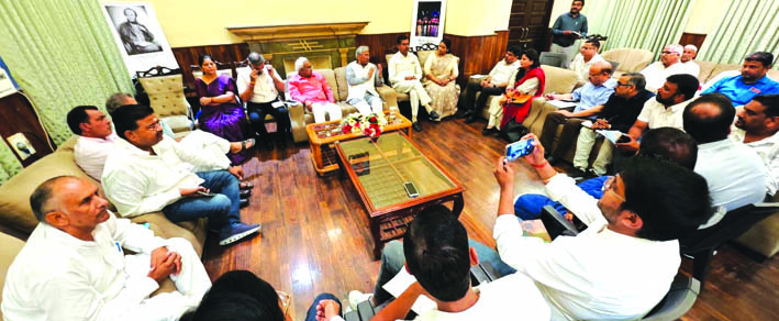 बैठक लेते हुए सांसद