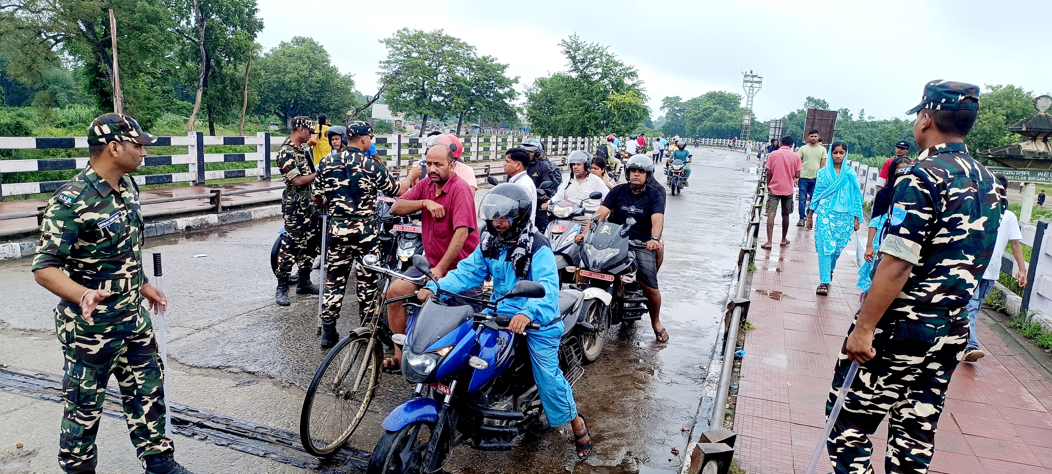 भारत में प्रवेश करने वाले लोगो की जांच करते एसएसबी