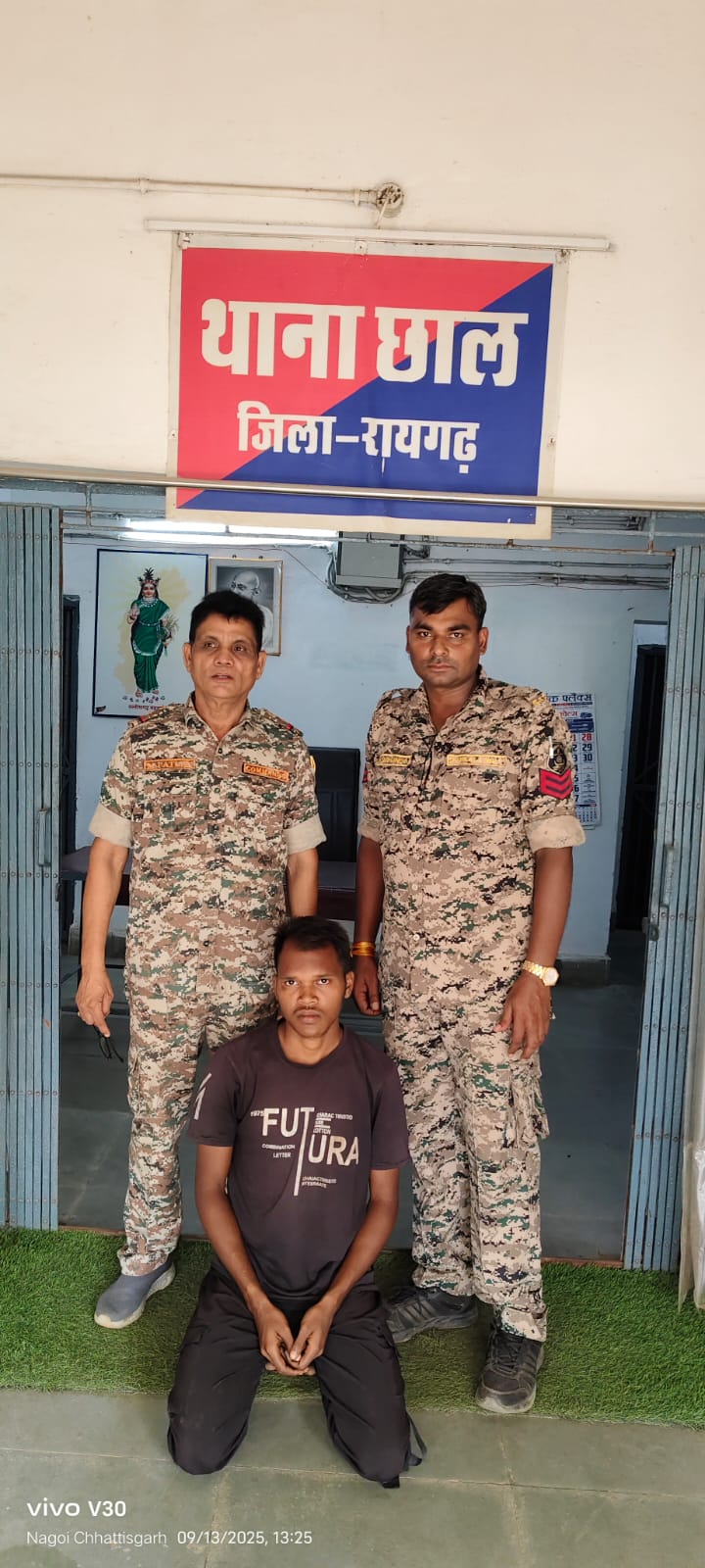 पुलिस के गिरफ्त में आरोपी पुलिस के गिरफ्त में आरोपी