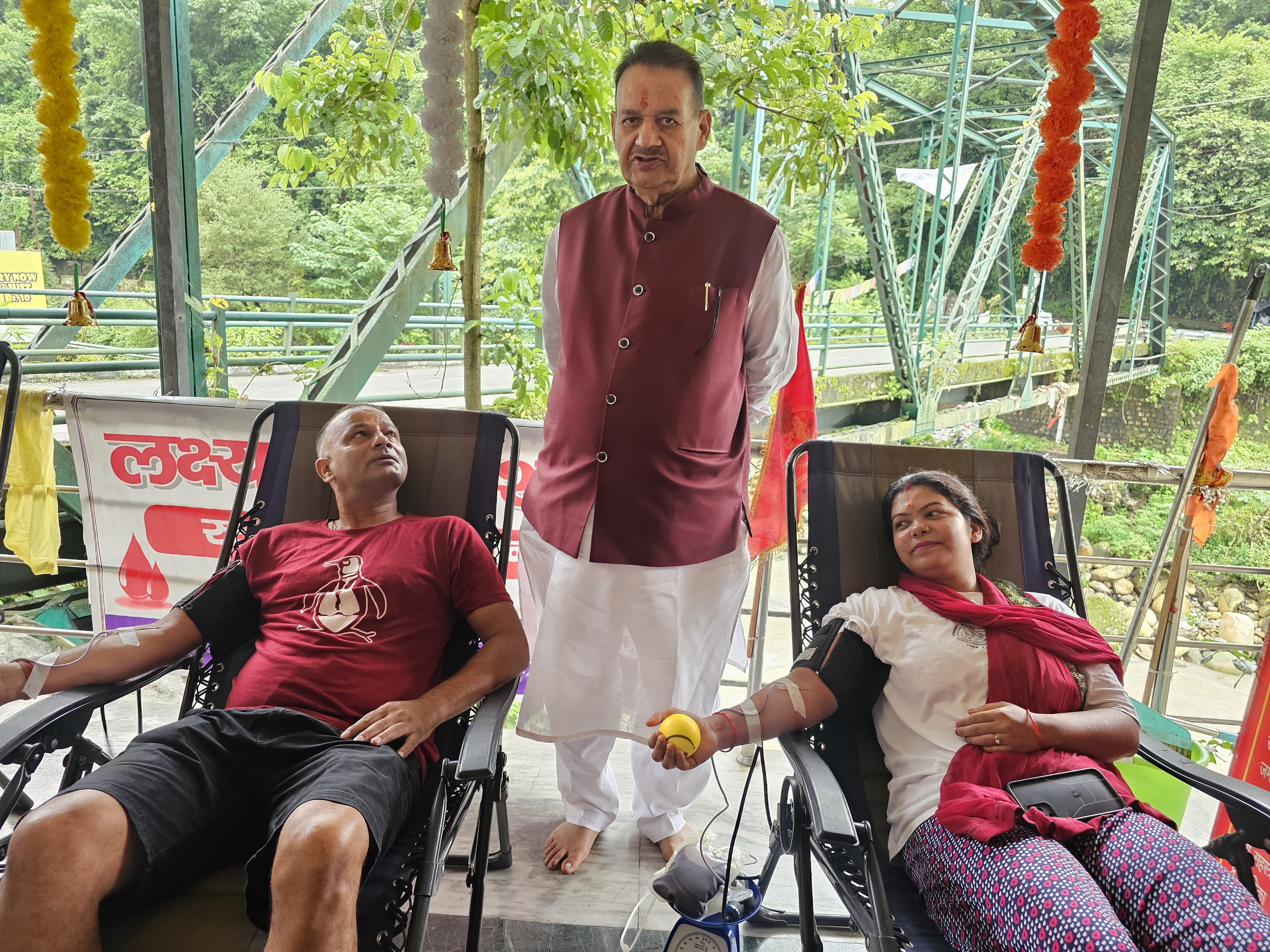 मंत्री गणेश जोशी रक्तदान शिविर में शामिल होते हुए।