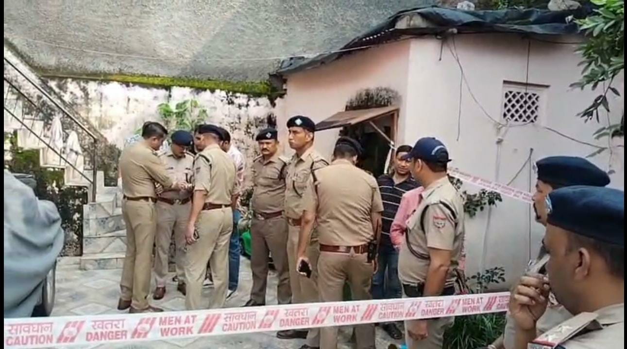 मौके पर मौजूद पुलिस टीम। मौके पर मौजूद पुलिस टीम।