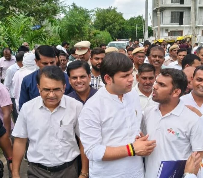 खेल मंत्री गौरव गौतम से मिलते हुे हरीश पेलक