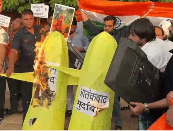 भारत–पाक मैच: जयपुर में प्रदर्शन — अमर जवान ज्योति पर टीवी फोड़े गए, पुतला दहन भारत–पाक मैच: जयपुर में प्रदर्शन — अमर जवान ज्योति पर टीवी फोड़े गए, पुतला दहन