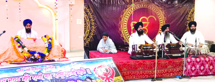 शबद कीर्तन करते हुए