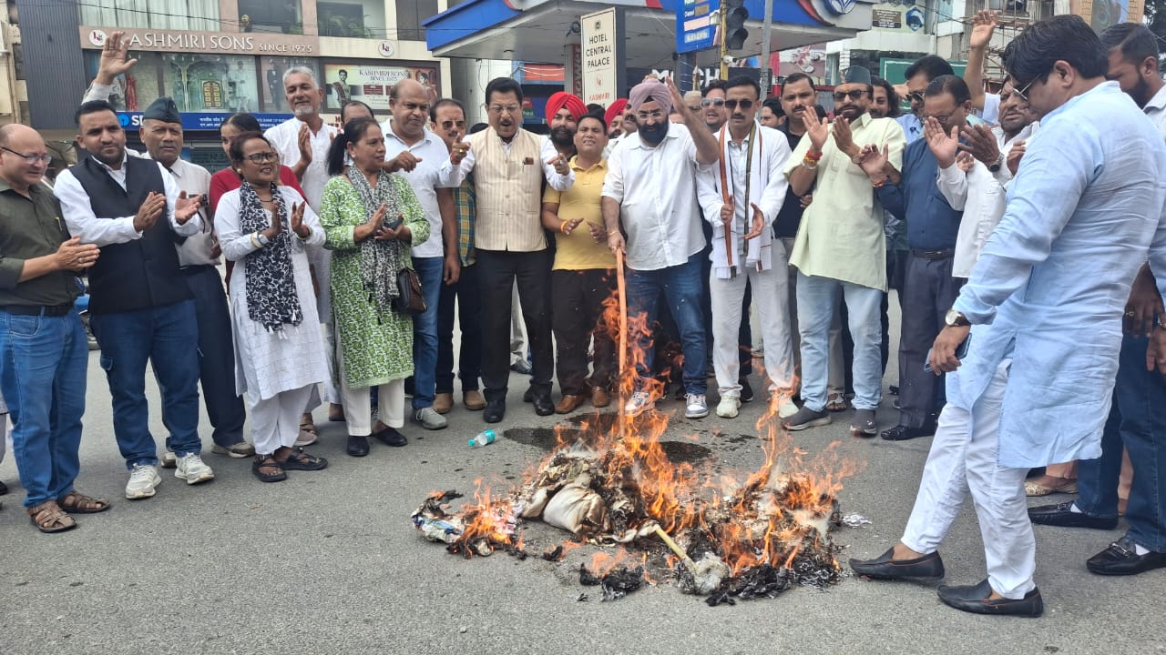 कांग्रेस कार्यकर्ता देहरादून में पुतला दहन करते । कांग्रेस कार्यकर्ता देहरादून में पुतला दहन करते ।